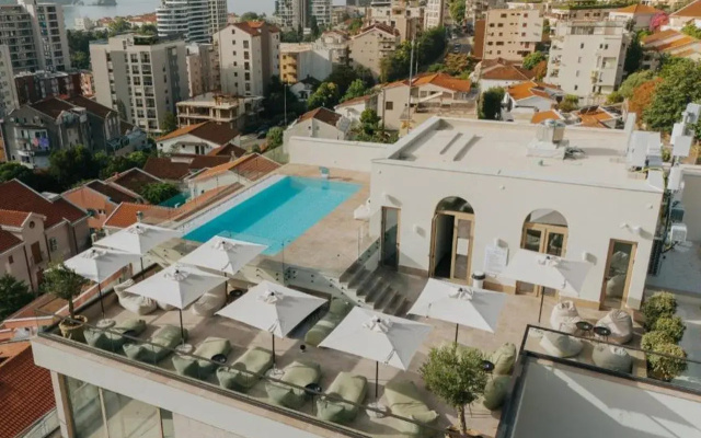 Infinity Hotel & More
