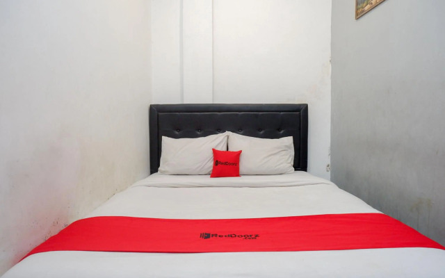 RedDoorz At Golden Inn Tugu Yogyakarta