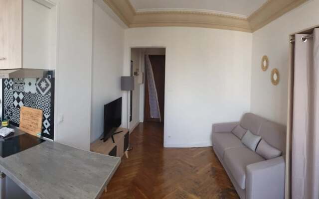 Palais Wilson, T1 standing centre Juan les Pins
