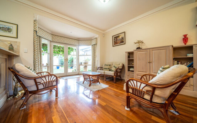 Glenelg Beach Stylish 2 Story Townhouse Sea View