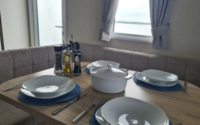 3 Bed Lodge - Sleeps 6 - Parking - Pets - Wifi