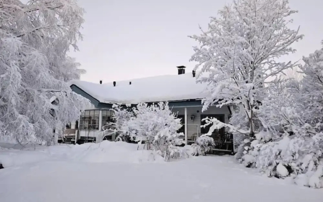 Cozy 3BR Riverside House with Sauna