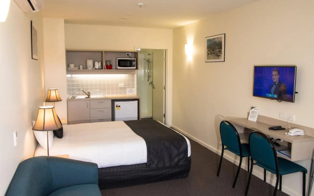 Shoreline Hotel