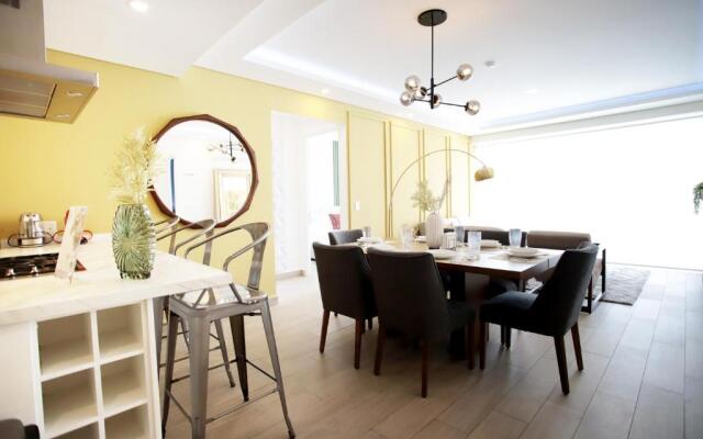 RealLuxe Stylish apartment with pool and gym