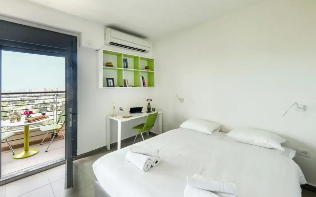 Studio apt w balcony and Kitchen