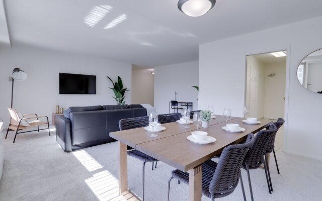 Sensational & Modern apt in Crystal City