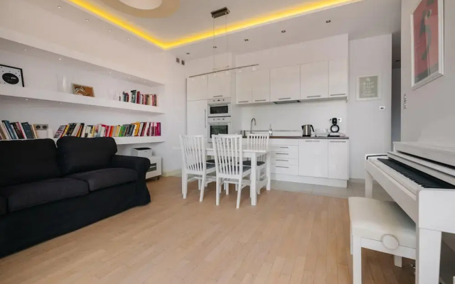 Modern Apartment Across the Ponds