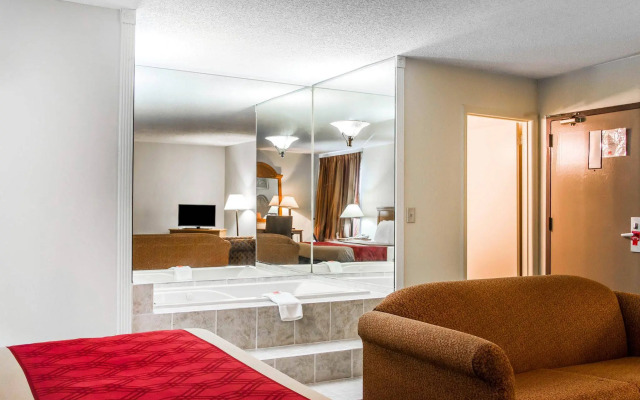 Econo Lodge Inn & Suites