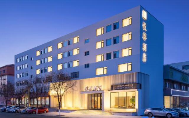 Yuerong Hotel (Liaoyang Liaohua Tesco)