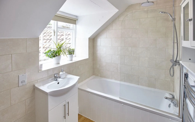 Host Stay Buckingham Square