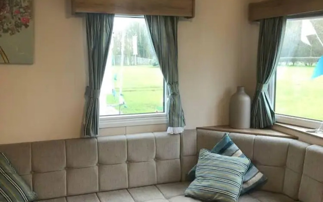 Lovely 3-bed Caravan With Hot Tub in Lincolnshire
