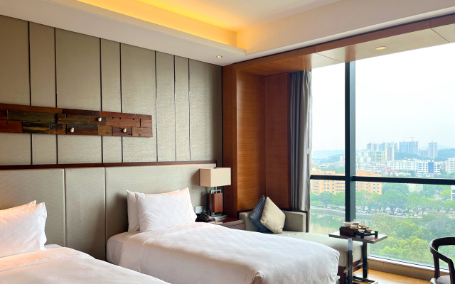 HUALUXE Hotels & Resorts Yangjiang City Center by IHG