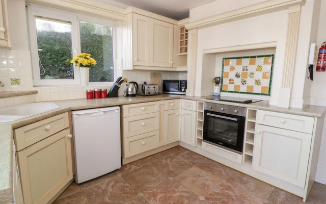 11 Glyn Garth Mews