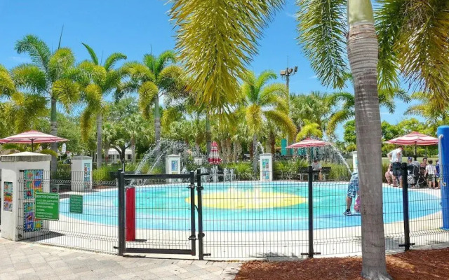 Idyllic Condo With Brief Walk to Beach and Restaurants