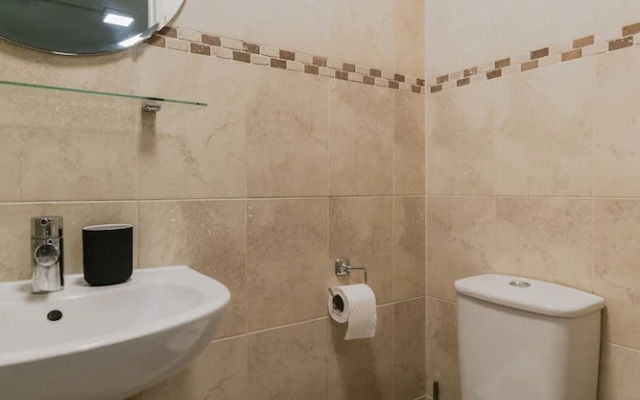 Warm Apartments in Queensway
