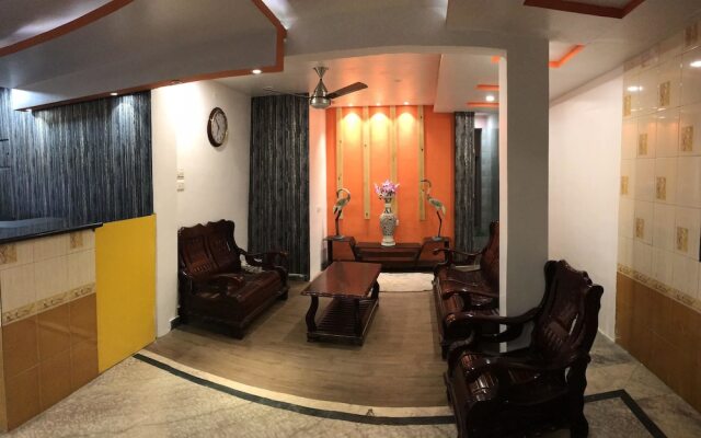 OYO 30579 Royal Palace Marina