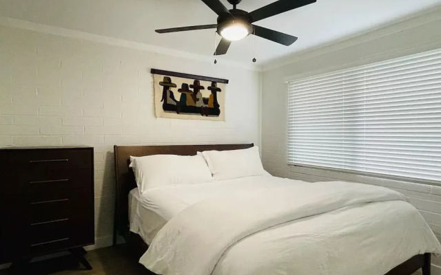 Walkable OTS Mid Century Condo-Pool
