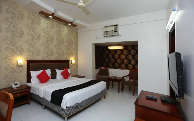 The Luxotica by OYO Rooms
