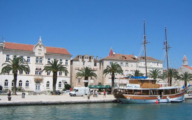 Apartment With Wifi, at 4 km. From City of Trogir
