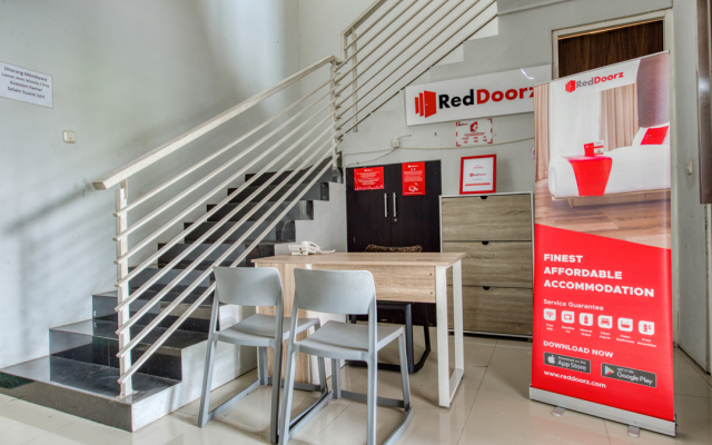 RedDoorz near Surabaya Zoo