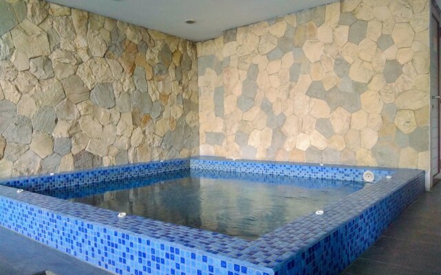 Deluxe and Modern Studio M Gold Tower Apartment