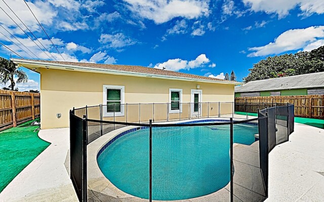 New Listing! Sumptuous Near Beach W/ Pool 3 Bedroom Home