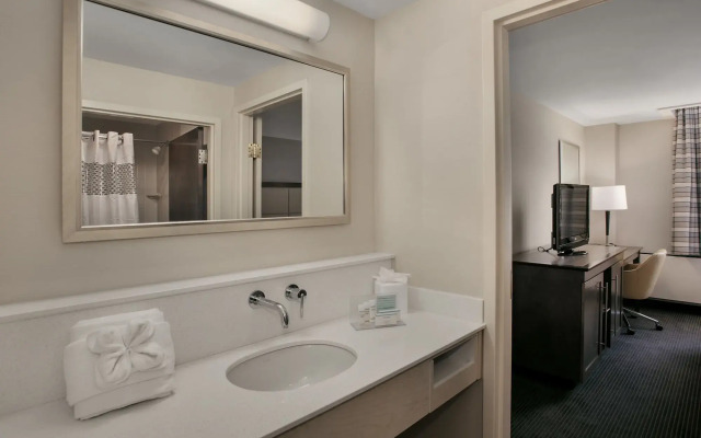 Hampton Inn & Suites Milwaukee Downtown