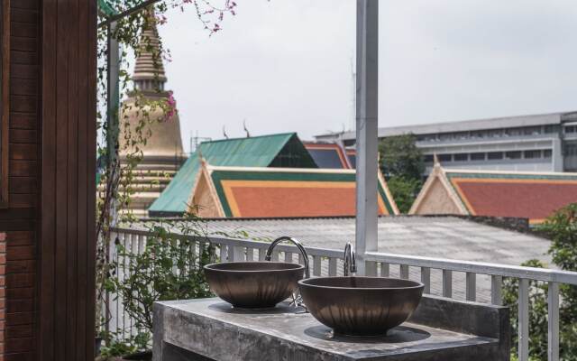 Feung Nakorn Balcony Rooms and Cafe