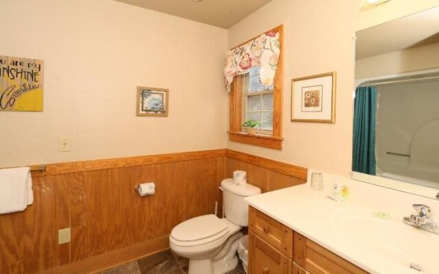 Cedar Falls 8 3 Br cabin by RedAwning