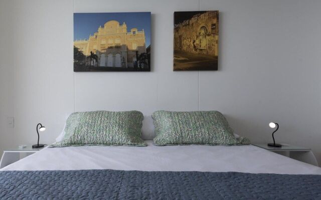 Stunning Highrise Seafront Apartment