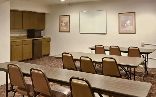 Super 8 By Wyndham Butler