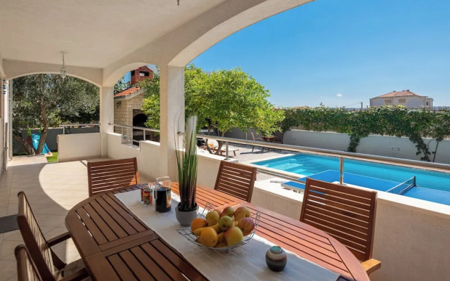 Sunshine Holiday Home
