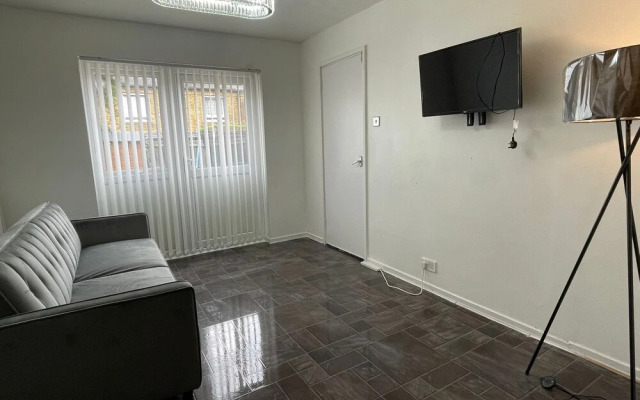 New! 4 Bedroom London House With Garden and Lawn