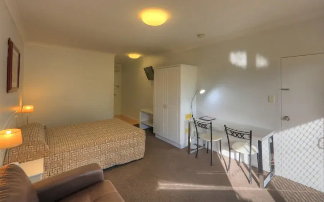 Heritage Lodge Motel