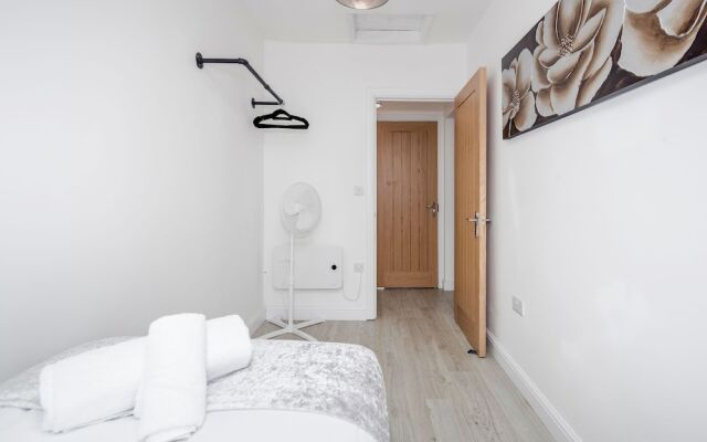 Comfortable 2BR Apartment in Bedford