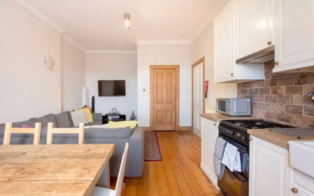 Spacious Traditional 3 Bedroom Flat in New Town