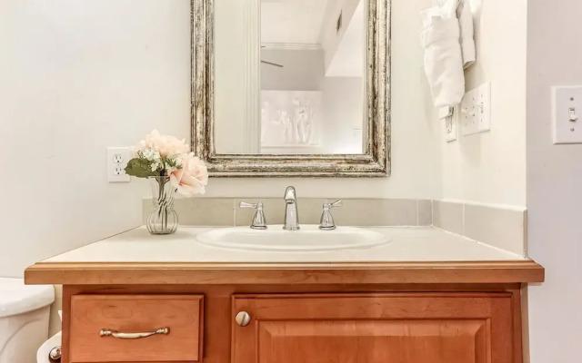 Luxury 4BR With Private Rooftop Deck