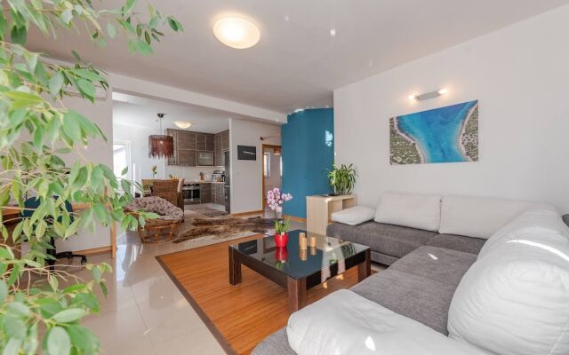 Romantic Oasis modern Apartment