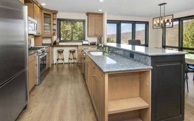 814 Eagle Dr. 4 Bedroom Home by RedAwning