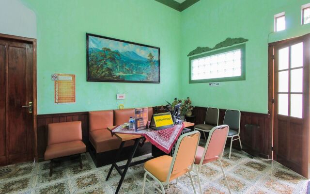 SPOT ON 2490 Griya Kencana Homestay
