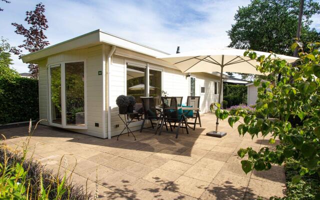 Well-kept chalet with dishwasher, close to Park De Veluwe