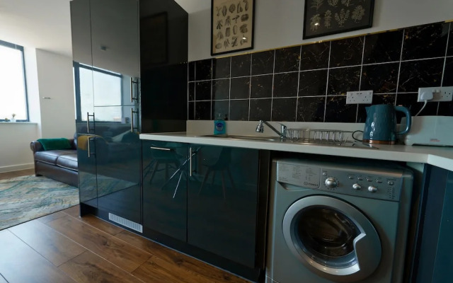 2 Bedroom Central Apartment With Parking