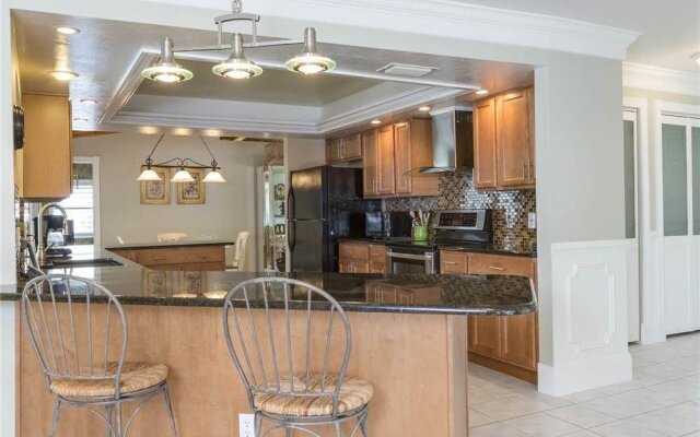 Tropical Retreat Pool Jet Spa WiFi 3 Br home by RedAwning