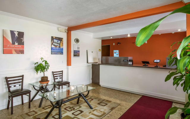 Motel 6 Rossford, OH