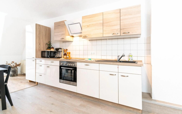 Hafenkoje mit Blick über Hafen und Altstadt