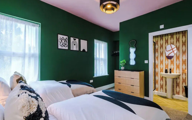 Modern 4-Bedroom in Manchester