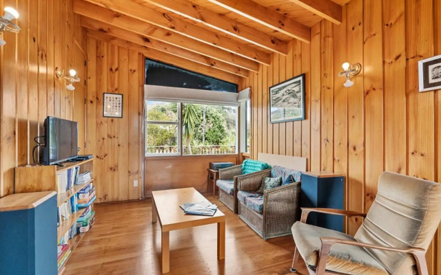 Queenie - Waikanae Beach Holiday Home