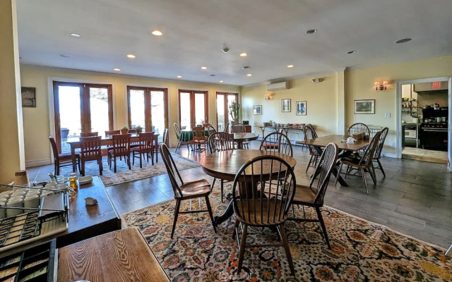 Cromwell Manor Inn