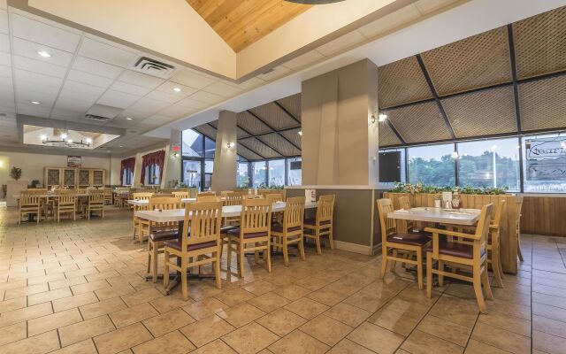 Jolly Roger Inn & Resort