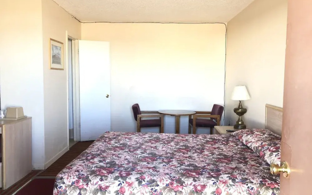 Deluxe Inn Motel